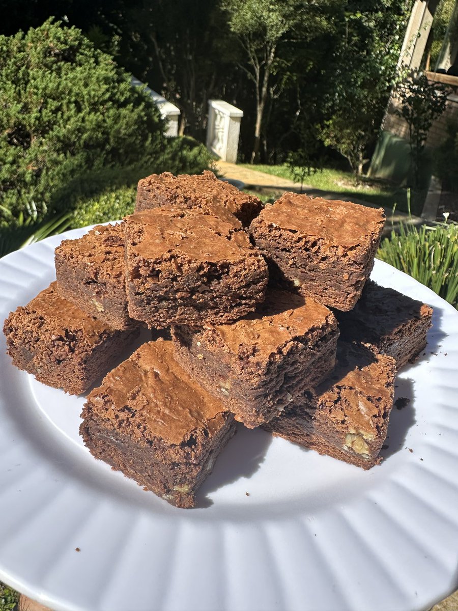 ***Brownie do Chef***

Ingredientes:

300 g de Chocolate meio amargo
220 g de Manteiga
2 colheres de sopa de Cacau em pó
1 1/2 xícara de Farinha de Trigo
1 1/2 xícara de açúcar
1/2 xícara de açúcar mascavo
5 ovos
8 gotas de essência de baunilha
1 pitada de sal
8 nozes picadas