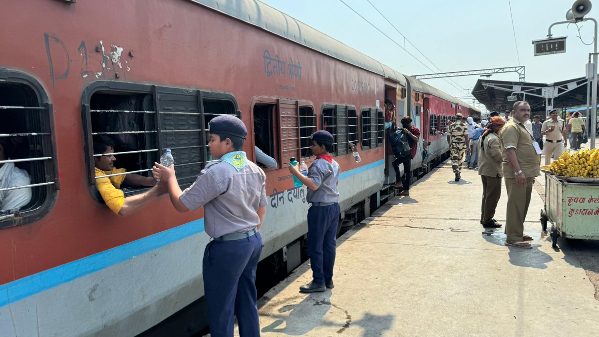 ग्रीष्मकाल तथा यात्रियों के भीड़ को देखते हुए भुसावल स्टेशन पर रोटरी क्लब तथा भारत स्काउट एवं गाइड के सदस्यों द्वारा आज 23.04.24 को मंडल रेल प्रबंधक श्रीमती इति पाण्डेय के निर्देशन में द्वारा नि:शुल्क शीतल जल का वितरण किया गया इसमें आरपीएफ तथा टिकट जांच स्टाफ का अमूल्य योगदान रहा