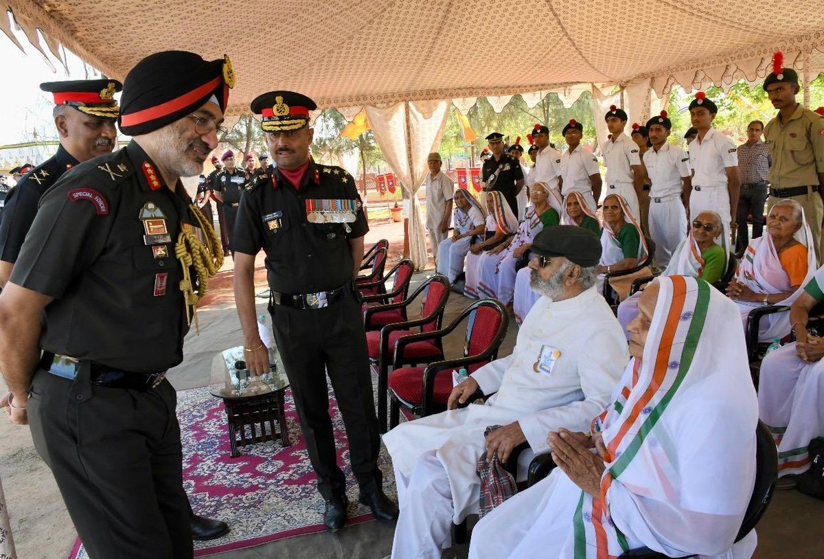 IaSouthern's tweet photo. 'Lest We Forget'

Renovated War Memorial in recognition of the #ValourAndSacrifice of #Bravehearts of 1965 War in Rann of #Kutch inaugurated at #Bhuj by Lt Gen Gurbirpal Singh, DG, NCC. Veeranganas who assisted #IndianArmedForces to rebuild Bhuj Airstrip in 1971 War were also honoured. Event attended by war #Veterans & #VeerNaris.

#BaldEagleBrigade #KonarkCorps
@HQDG_NCC
@adgpi