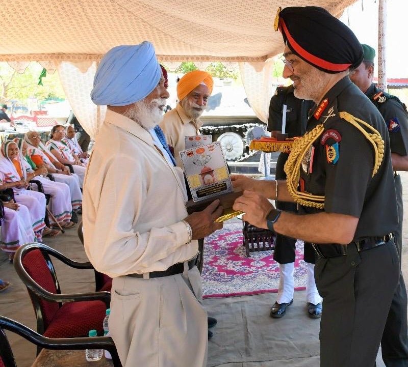IaSouthern's tweet photo. 'Lest We Forget'

Renovated War Memorial in recognition of the #ValourAndSacrifice of #Bravehearts of 1965 War in Rann of #Kutch inaugurated at #Bhuj by Lt Gen Gurbirpal Singh, DG, NCC. Veeranganas who assisted #IndianArmedForces to rebuild Bhuj Airstrip in 1971 War were also honoured. Event attended by war #Veterans & #VeerNaris.

#BaldEagleBrigade #KonarkCorps
@HQDG_NCC
@adgpi