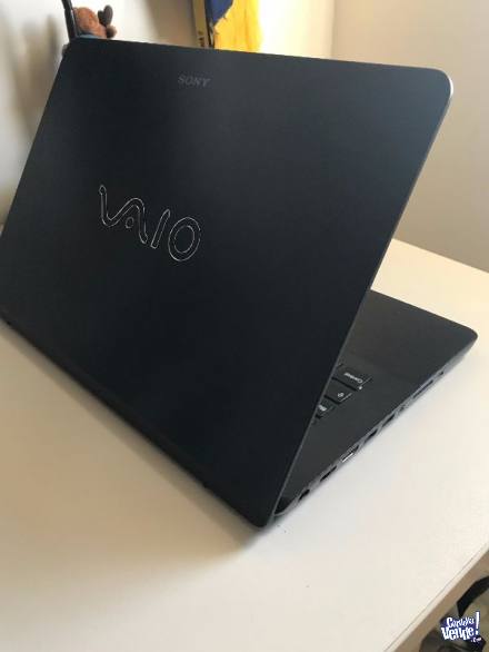 luisezegarra's tweet photo. Me robaron la notebook. Entraron a casa, barrio Poeta Lugones.
Es Sony Vaio negra, como la de la foto. 
Tiene 10 años, escaso valor de reventa. No se llevaron cargador, tampoco tiene gran autonomía. Sí contiene información personal, documentos y mucho del trabajo. Si la ven... https://t.co/f3vTO2DjtE