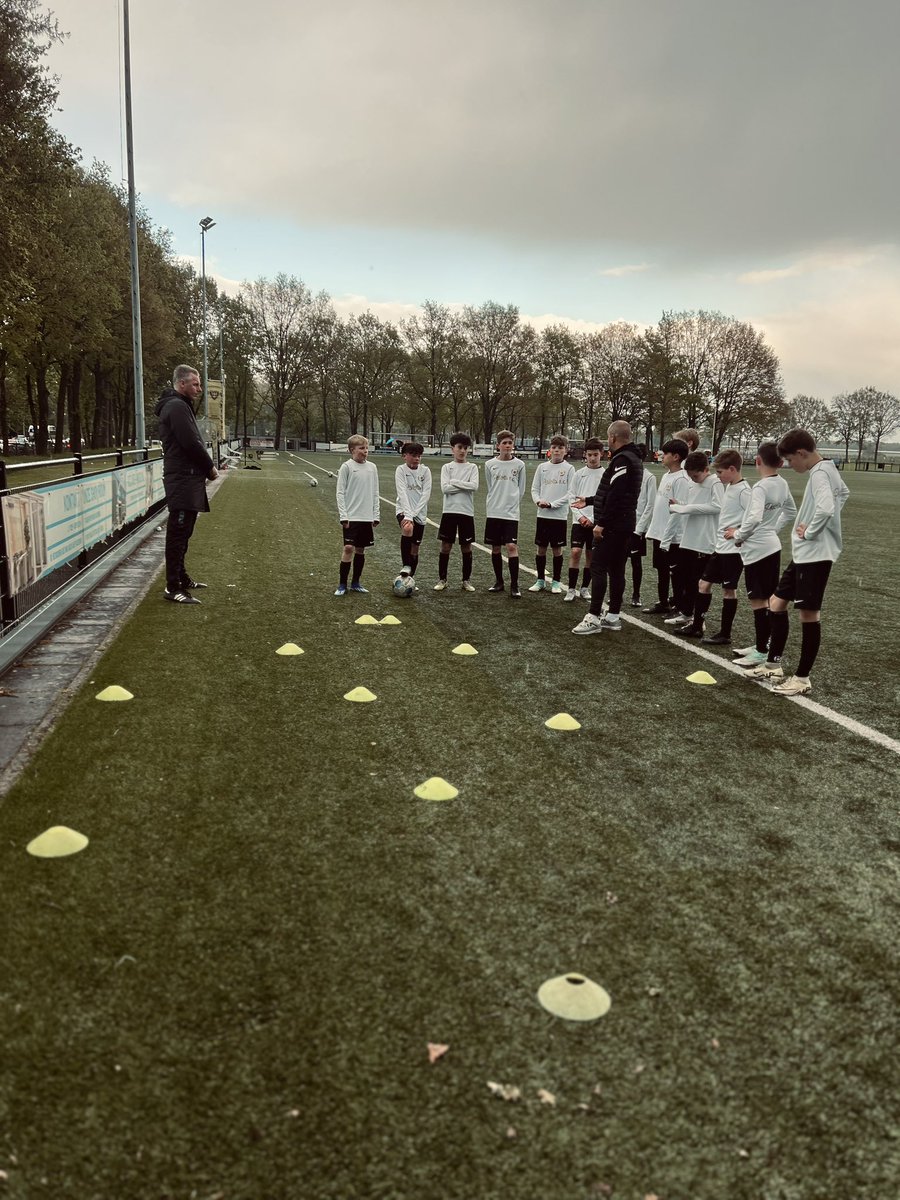 miIenko's tweet image. Onze O13 speelde een goede en leerzame wedstrijd tegen #VVVVenlo O13 🟡⚫️ Een sterke tegenstander die bovenaan staat in de op één na hoogste O13 competitie van Nederland. Na pas 3 trainingen zijn we trots op de @Pelota_Academy spelers die al goede weerstand gaven! (2-0)