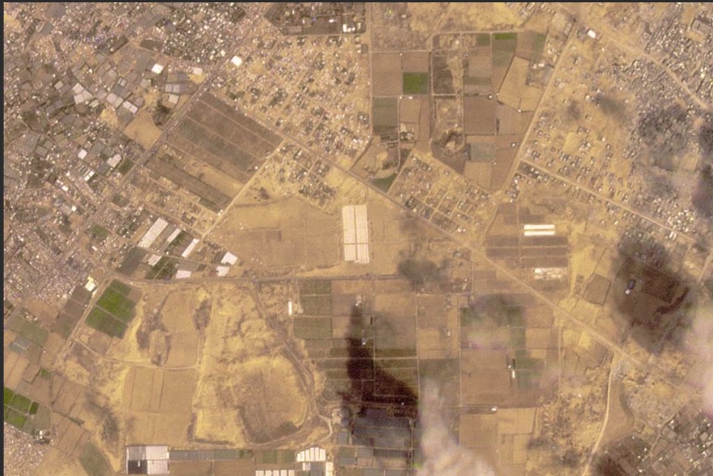 💥Satellite photos analyzed by @AP appear to show a new compound of tents being built near Khan Younis in the southern Gaza Strip.