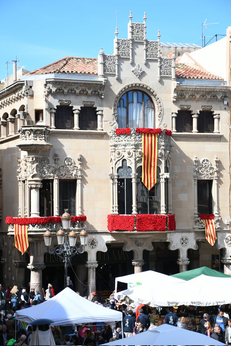 🌹La més maca de la plaça mereix les roses més ben preuades 😍

📚 Feliç Diada de Sant Jordi! 

#SantJordiReus