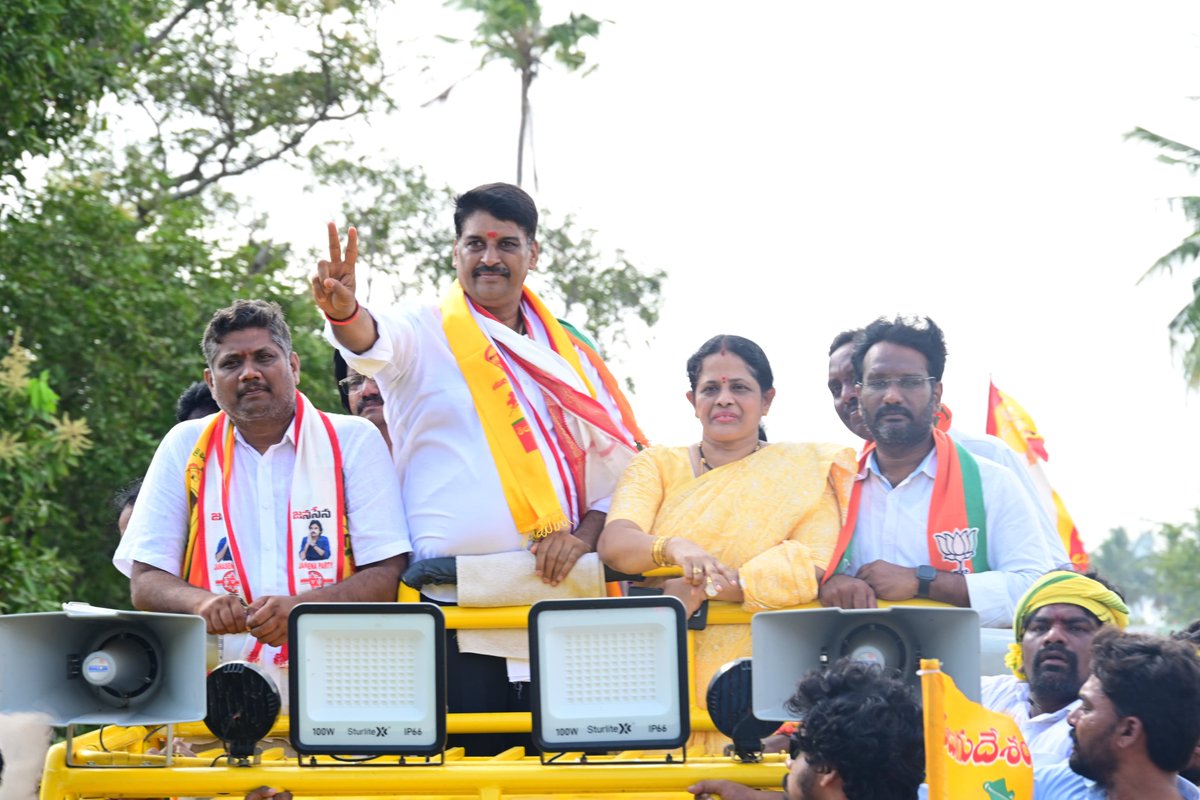 varma_vegesana's tweet photo. బాపట్ల నియోజకవర్గ టీడీపి,జనసేన, బీజేపీ కూటమి పార్టీల ఉమ్మడి అభ్యర్థి శ్రీ వేగేశన నరేంద్ర వర్మ రాజుగారి నామినేషన్ పర్వం కనులు పండుగగా సాగింది.
#VegesanaNomination
#Countdownstart
#voteforcycle
#VoteForVegesana
#VegesanaForBapatla
#iTDPforTDP
#TDPJSPBJPWinning
#TDP
#Bapatla https://t.co/dVoLWnaiJ1