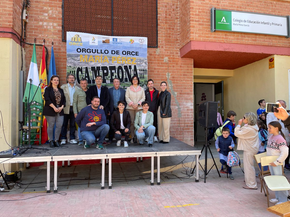 El CEIP de Orce lleva el nombre de María Pérez como reconocimiento a la atleta ▶️La delegada de Desarrollo Educativo y FP, @MariaJoseBaza, asiste al homenaje de la comunidad educativa a la deportista