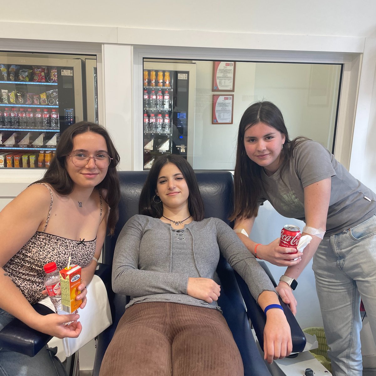 Desde la Hermandad de Donantes de Sangre de Cantabria queremos agradecer a Celia y Aglaé que hayan venido a donar acompañadas de su amiga Paola que hoy ha realizado su primera donación¡ ¡¡¡Muchas gracias a las tres!!!  #DonaVida #DonaSangre #gracias