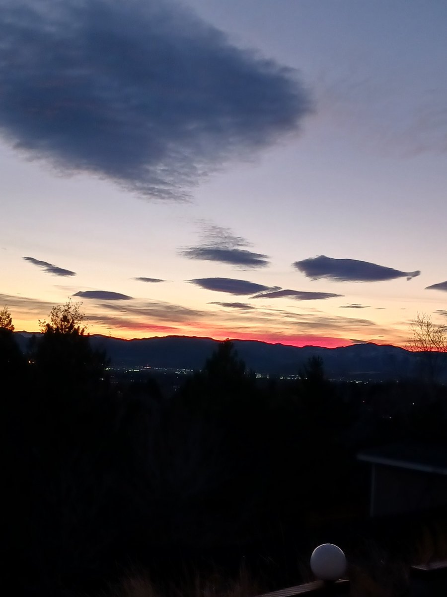 rrobertrob1's tweet photo. Sunrise in Reno, Nevada, USA https://t.co/p4piJpxUpj