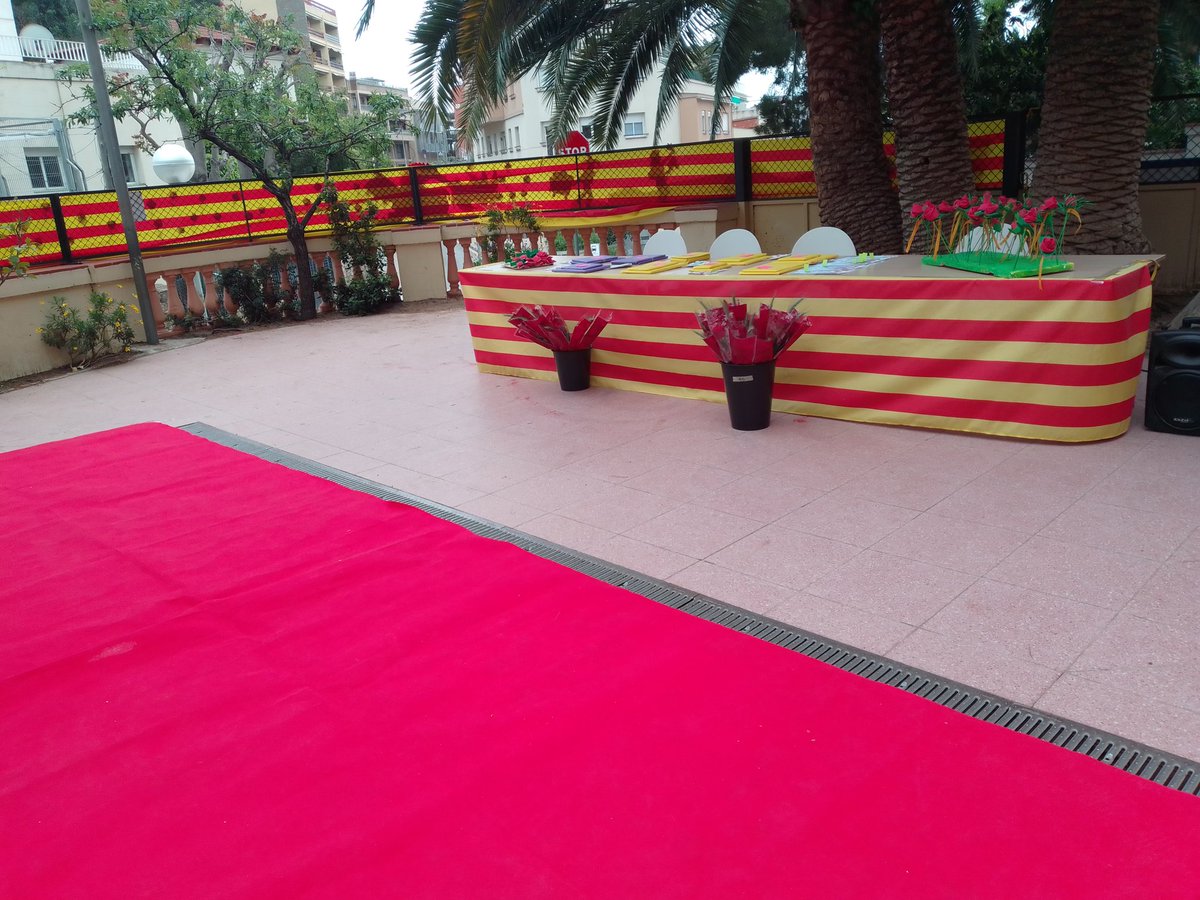 Ja està tot preparat per gaudir d'una tarda plena de relats i poemes per celebrar la diada de Sant Jordi