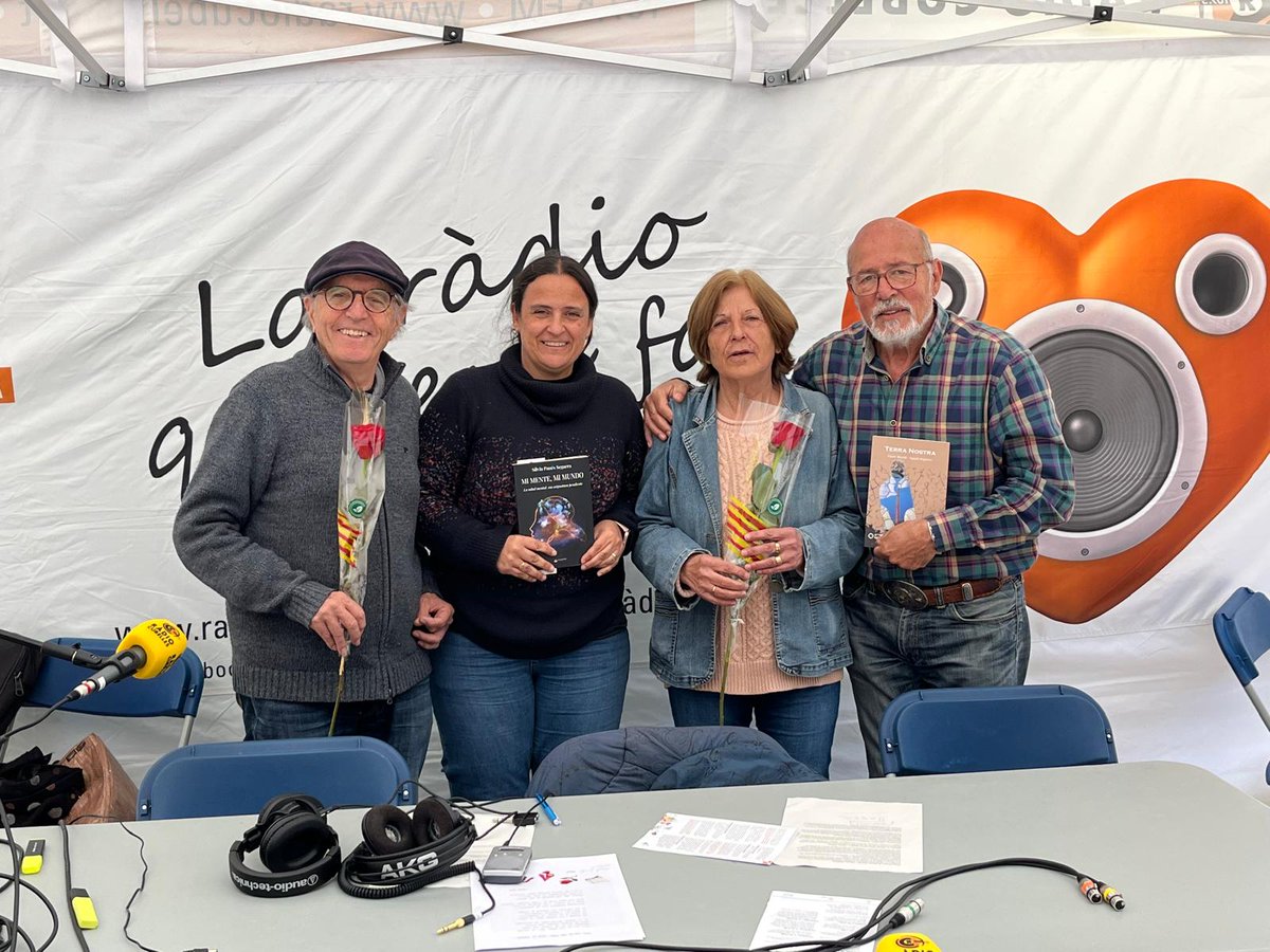 RCubelles's tweet photo. Ràdio Cubelles apropa en directe la Diada de Sant Jordi #Cubelles. L'especial en directe ha apropat el món del llibre i la rosa amb entrevistes a escriptors locals i paradistes. Tot plegat amenitzar amb dues actuacions en directe.

https://t.co/8Ql50epsir https://t.co/w5w6RopojH