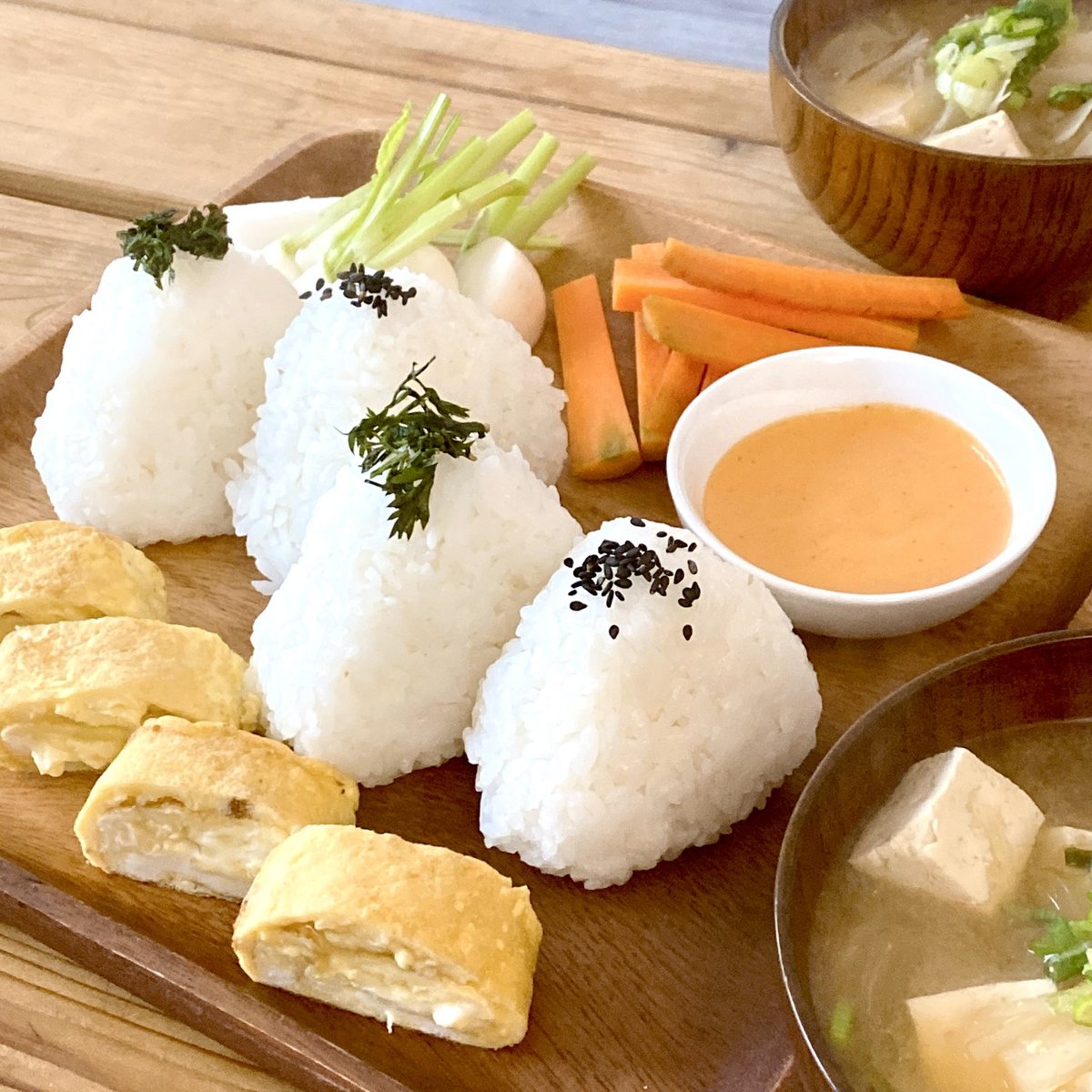 TFTjp's tweet image. ＼本日お昼、スペース配信📢／

日時：4/24(水)12:10～

TFT初のスペース配信を、本日12時10分頃から20分程度行います！おにぎりアクションの裏側をちょっぴりご紹介予定です🍙

ランチのお供にリラックスして聴いてもらえたらうれしいです🤗

#OnigiriAction #TableForTwo #TFT