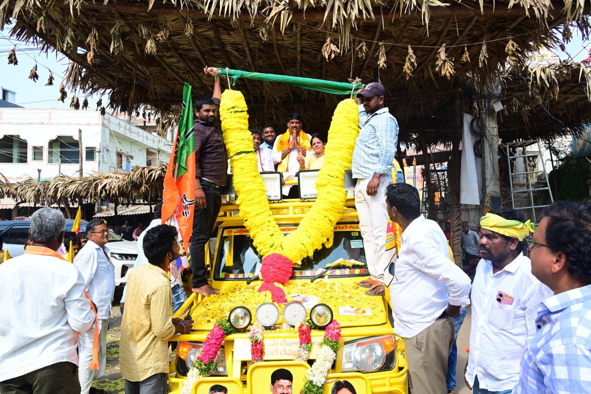 varma_vegesana's tweet photo. బాపట్ల నియోజకవర్గ టీడీపి,జనసేన, బీజేపీ కూటమి పార్టీల ఉమ్మడి అభ్యర్థి శ్రీ వేగేశన నరేంద్ర వర్మ రాజుగారి నామినేషన్ పర్వం కనులు పండుగగా సాగింది.
#VegesanaNomination
#Countdownstart
#voteforcycle
#VoteForVegesana
#VegesanaForBapatla
#iTDPforTDP
#TDPJSPBJPWinning
#TDP
#Bapatla https://t.co/dVoLWnaiJ1