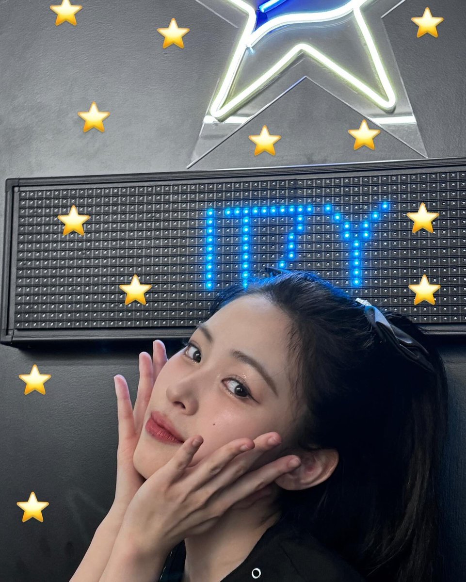 hello_ryy's tweet photo. among all these stars you see, ain’t i the brightest one? ☆彡 https://t.co/iLL3lI6ODV