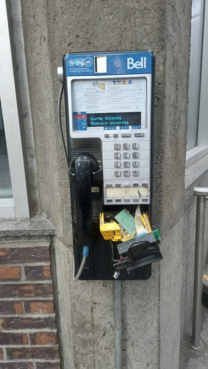 Quand je suis arrivé de Lachine, voici ce que j'ai vu au métro Place Saint-Henri. Ça me désole de voir le manque de respect des biens publics.