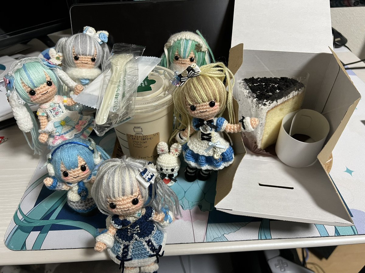 久々に今日のお夜つ
スタバのケーキとスイートミルクコーヒー
最近村長さんのポストを見ていない…やはり忙しいのだろうか？ #ふわ村