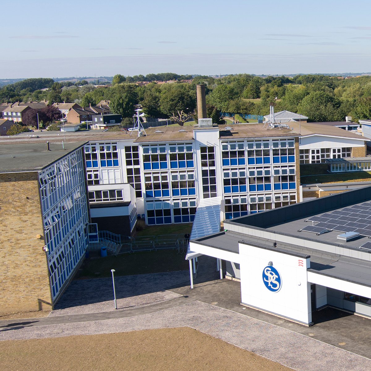 3 weeks to go until the @EduEstates Net Zero Conference!🕛 This week, we're looking back on Sweyne Park Secondary School in Essex, which was the first in the county to benefit from a net-zero carbon, modular building. Read more: lnkd.in/eipK-zFR #NetZero