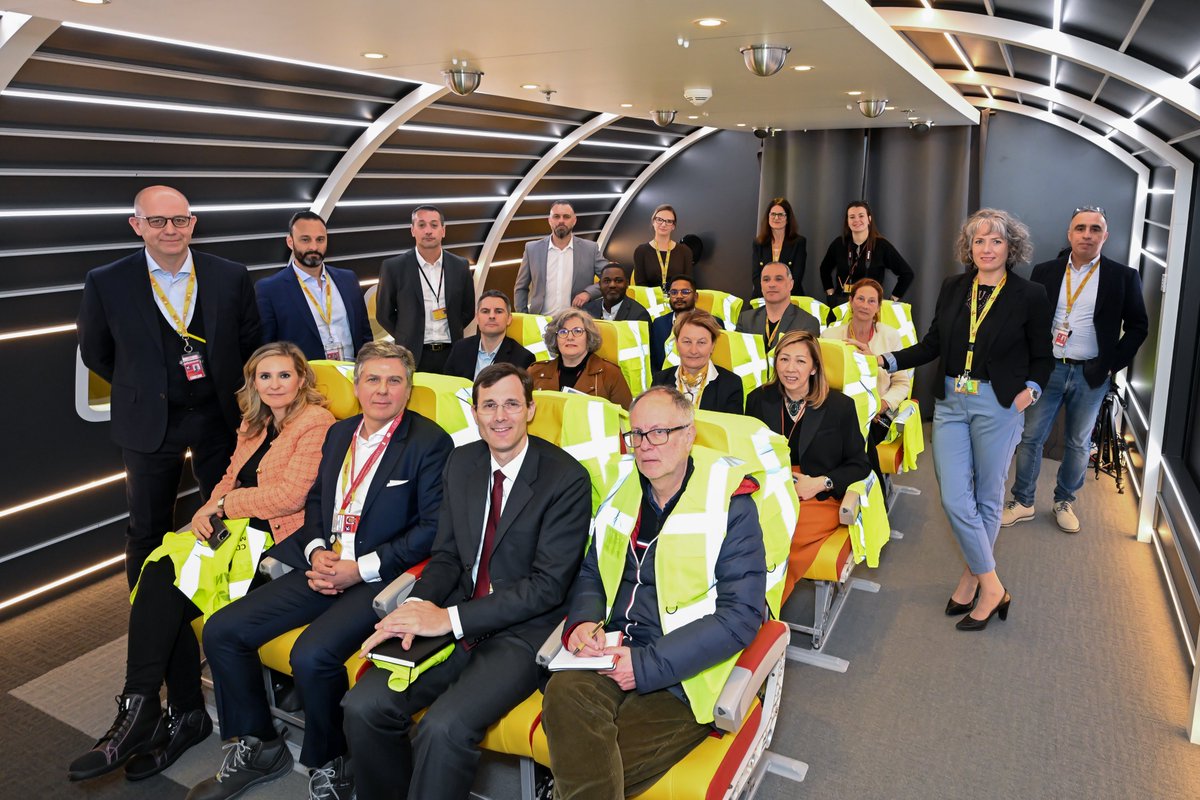 Ce lundi 22 avril, nous avons été ravis d’accueillir Tobias Meyer, PDG de DHL Group pour sa première visite en France ! Cette visite souligne l'importance du marché français pour #DHL et renforce notre #stratégie d'offrir l’#Excellence à nos Clients !