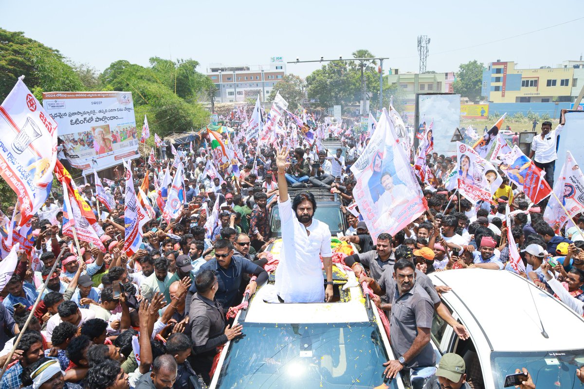 JanaSenaParty's tweet photo. అవధుల్లేని అభిమానంతో దద్దరిల్లిన పిఠాపురం

#PawanKalyanWinningPithapuram
#VoteForGlass
#Pithapuram https://t.co/5fjHQl4lzq