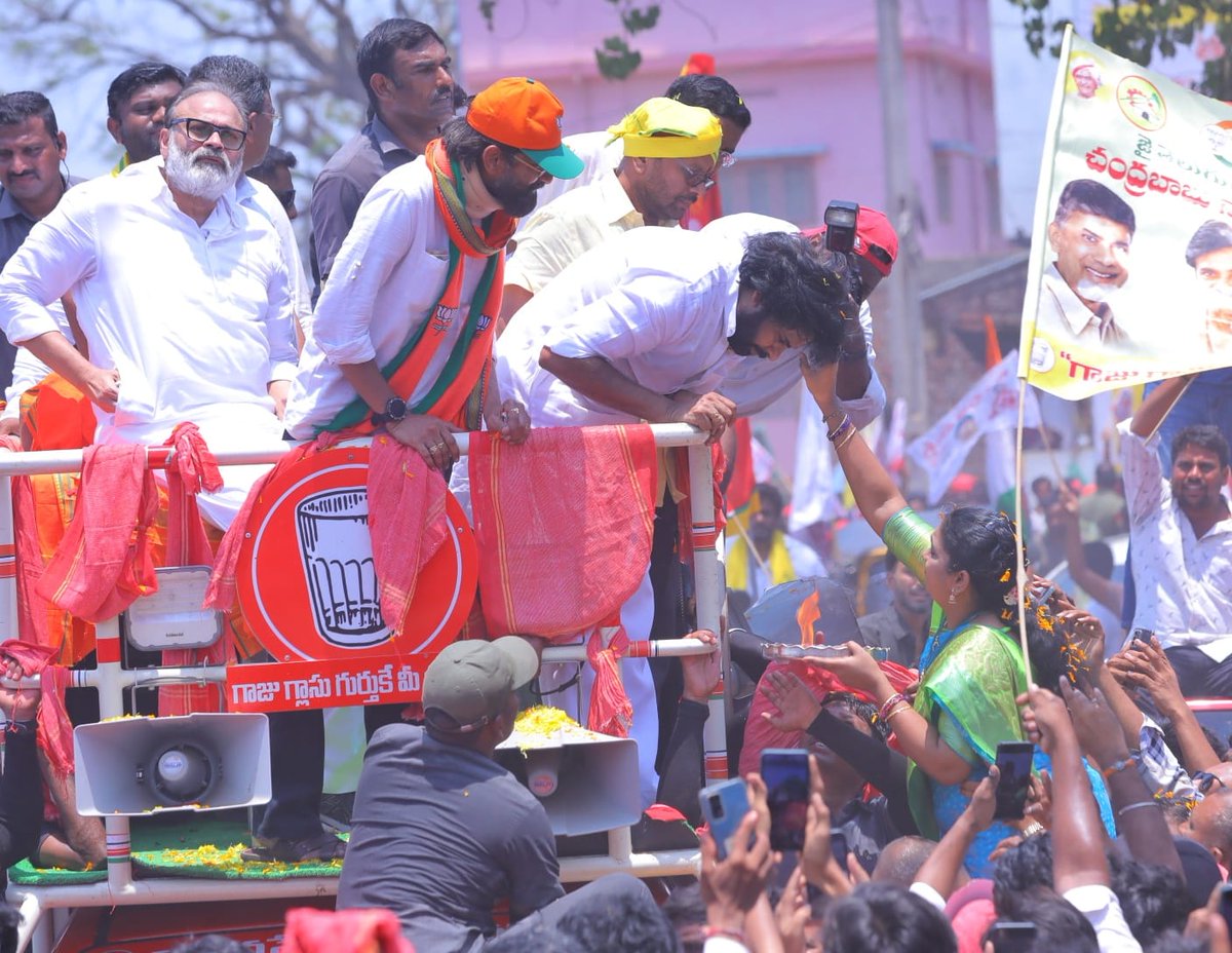 JanaSenaParty's tweet photo. అవధుల్లేని అభిమానంతో దద్దరిల్లిన పిఠాపురం

#PawanKalyanWinningPithapuram
#VoteForGlass
#Pithapuram https://t.co/5fjHQl4lzq