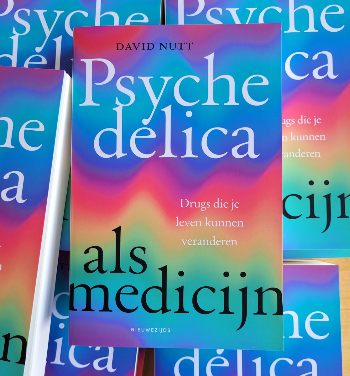 Nieuw! 'Psychedelica als medicijn' van @ProfDavidNutt . Een gids over psychedelica die bij correct gebruik een krachtige, nieuwe behandeling kunnen zijn van problemen als depressie, PTSS, dwang- en eetstoornissen, verslaving en chronische pijn. nieuwezijds.nl/boek/psychedel…