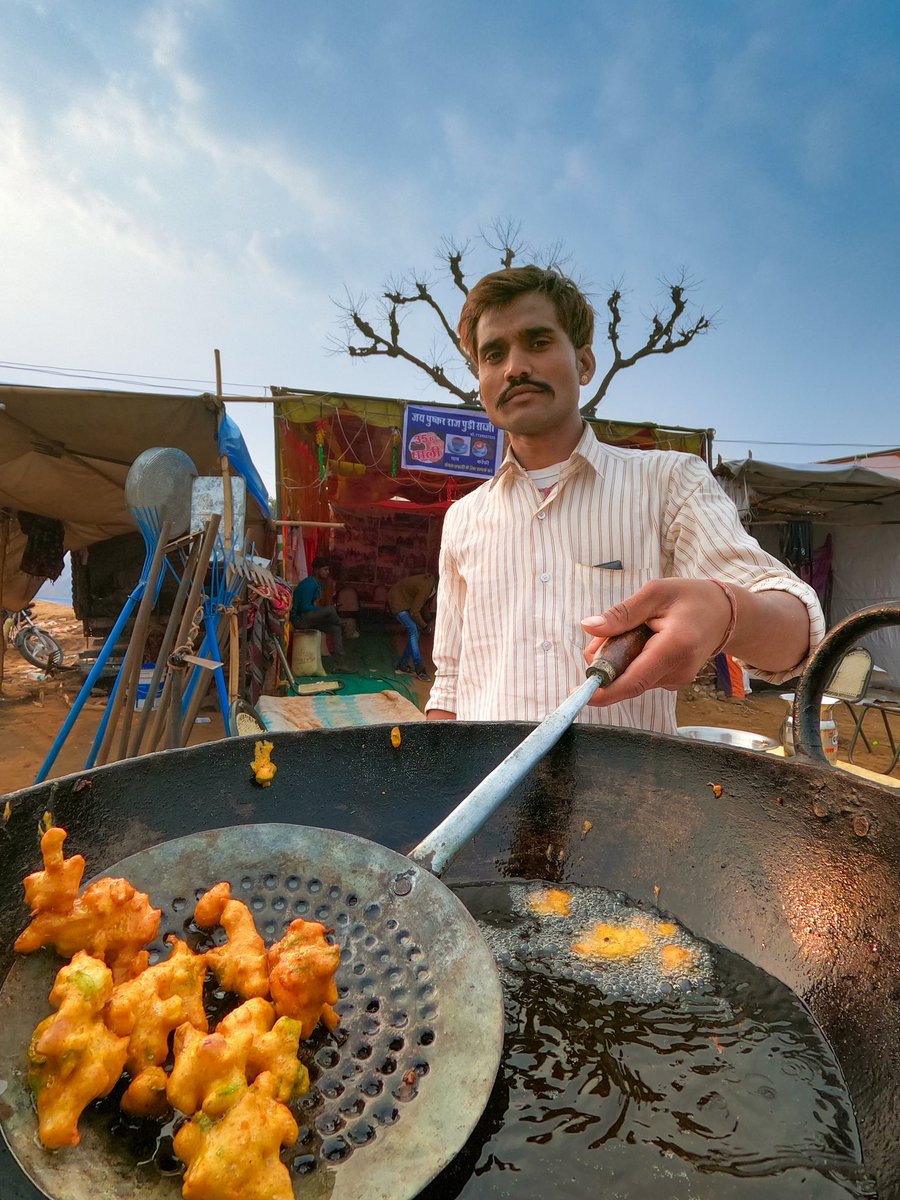 Pakoras are calling! 
.
.
#delhiWeather #baarishKaMausam #TuesdayThrowback