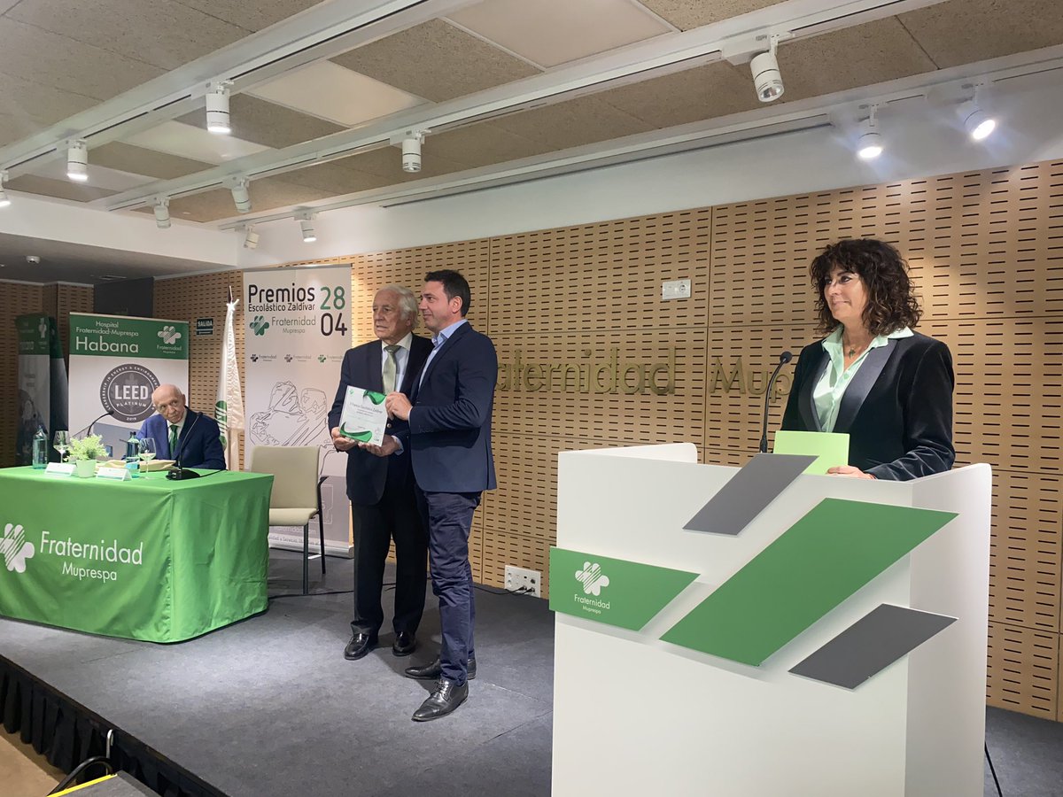 MutuaFM's tweet photo. Mención de honor a OMEXON SPAIN recoge el galardón Pedro Carrillo Peláez-Responsable del Servicio de Prevención. #PremioEZ https://t.co/N1hHcpqfvb