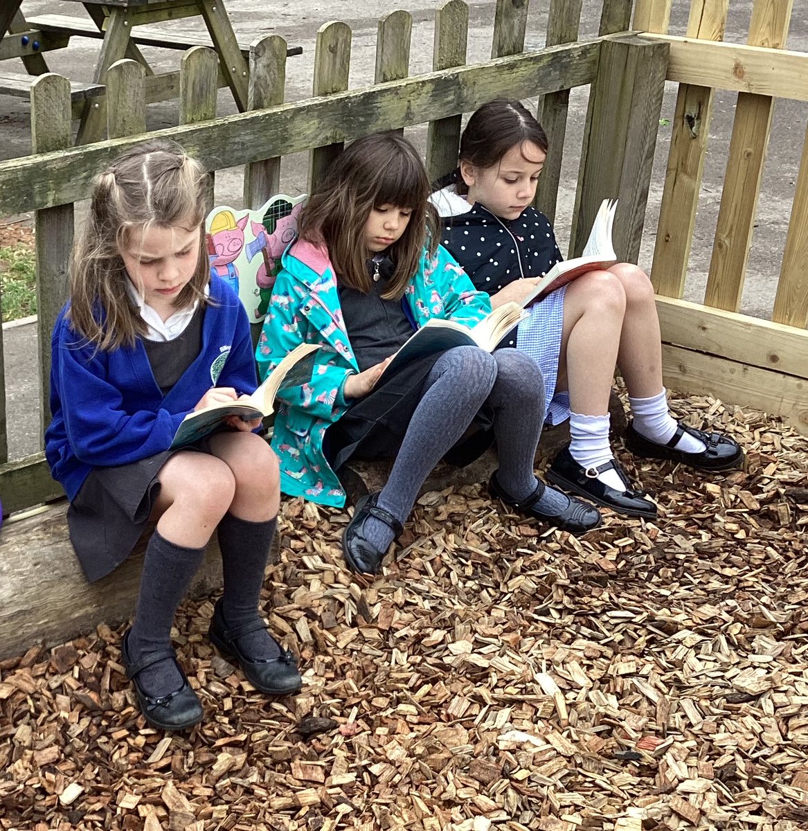 Egypt have thoroughly loved the new Reading Garden 🪴 what a beautiful place to spend time reading #billingshurstreading