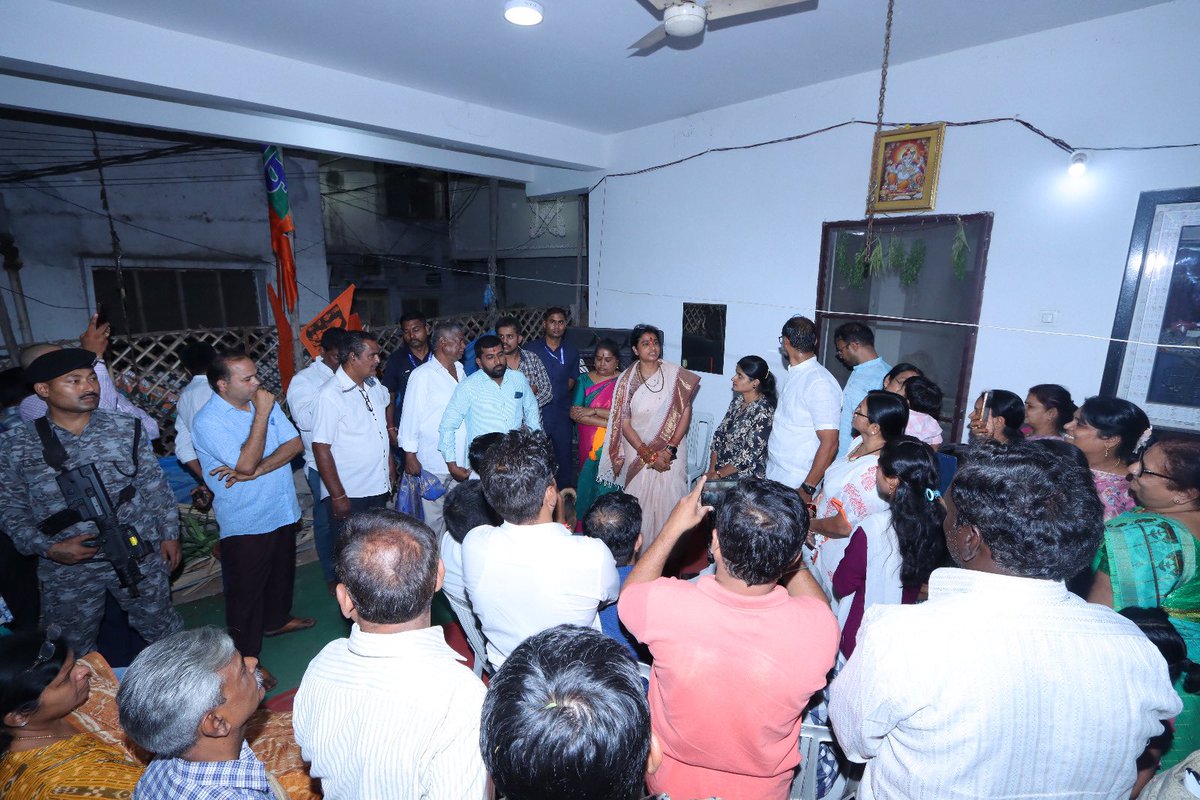 Smt. @Kompella_MLatha  BJP Hyderabad MP candidate attended Padya Yatra at Gunfoundry division,  Goshamahal assembly.

@BJP4Telangana 
@BJP4India 
@Kolla_Mahender @arunkolluri172 

#MLK4BHAGYANAGAR