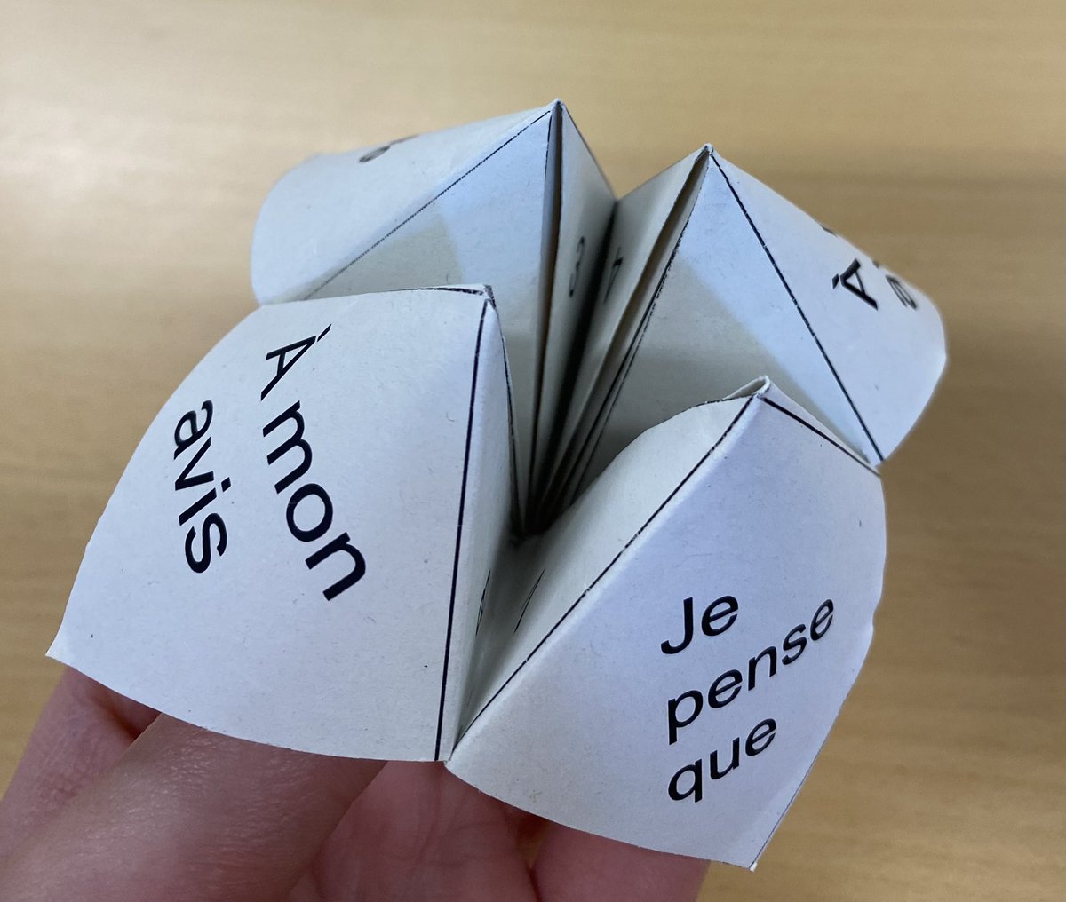 1M1 French enjoyed making and using their chatterboxes to practise their speaking today. Lots of fantastic sentences giving opinions about where they live ⭐️🏘️ <a href="/ShawlandsML/">Shawlands Modlangs</a>