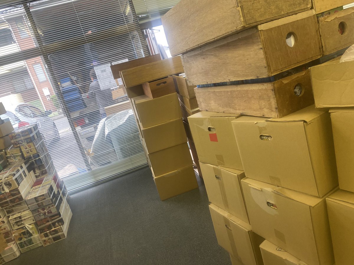 onisyohaku's tweet photo. 26日から大阪四天王寺で開催される古本市に出品する荷物の搬出が、無事に終了しました。明日は準備のために大阪に向かいます。頑張るぞぉ〜😤

隠書泊駅前店、辰巳店は臨時休業となります。ご理解の程よろしくお願いいたします。 https://t.co/l0jlysDHJT