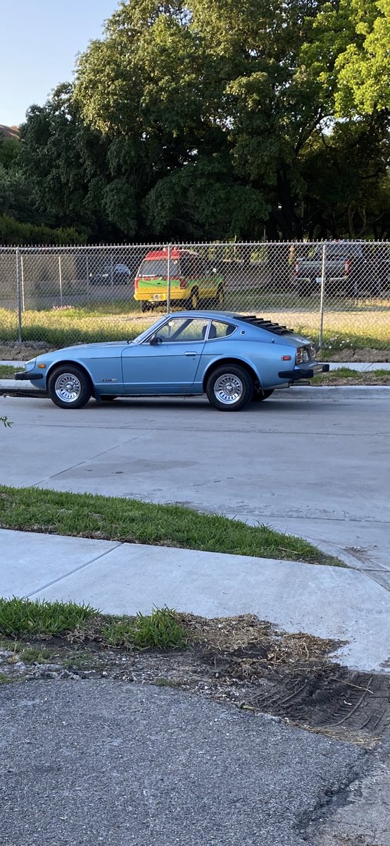 On my way to work I spotted my old 280Z. Had to stop and take a pic. Loved that car❤️