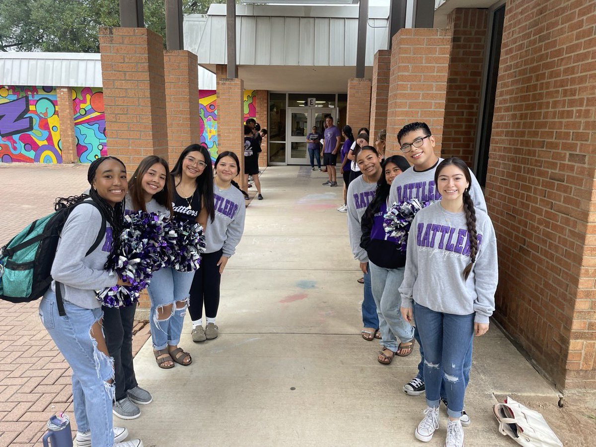 SMCISDcheer's tweet photo. We cheered on the Mighty Mendez Strikers this morning as they take their STAAR tests this week! #StrikeAsOne @MendezKids1st @RattlerUp https://t.co/CNVbiz5iW0