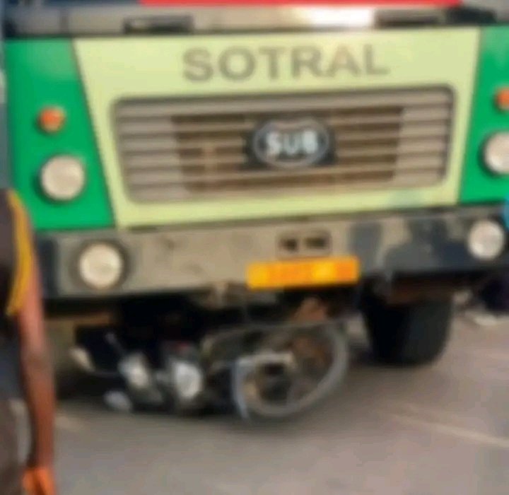 redemedia228's tweet photo. Deux personnes ont perdu la vie ce lundi dans un accident de moto au rond-point Atikoumé (voie d'Adidogomé).
Percutées par un bus de la Sotral, les victimes n'ont eu aucune chance.
#Accident #Lomé
#SécuritéRoutière https://t.co/VEwqAWt43m