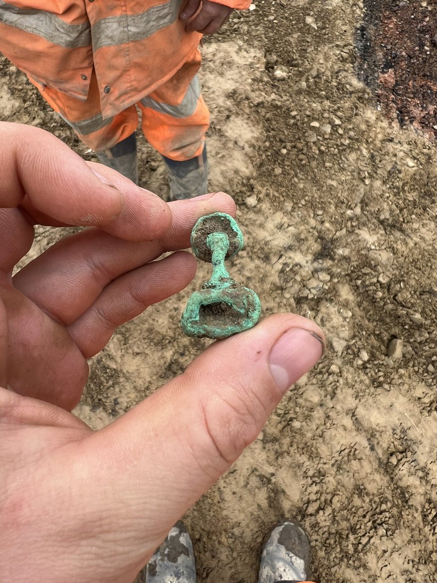 Today’s #mysteryfind is this gorgeous bit of metal (found on a Roman site!) 

Anyone have any ideas on what it could be? A small portable spoon perhaps?? 🤭 

#romanarchaeology #romanobritish #fieldwork #archaeology #metaldetecting