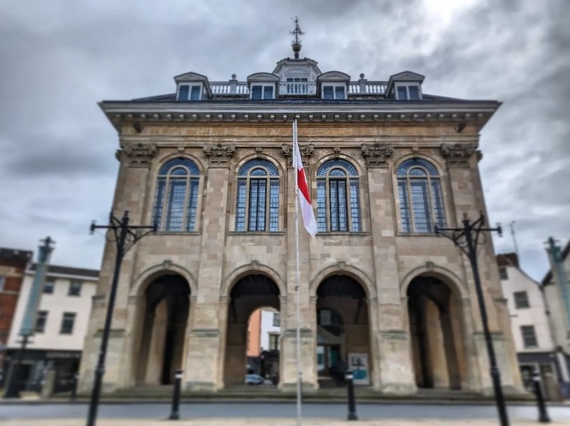 Happy St George's Day! Today St George's flag 🏴󠁧󠁢󠁥󠁮󠁧󠁿 is flying from a pole in the Market Place. The flag pole on the roof of the Museum has been recently damaged so no flags can be flown for the time being. Please check the Town Council's website for more info abingdon.gov.uk/news/county-ha…