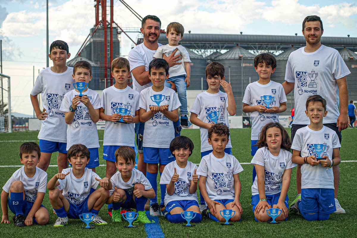 CAGimnasticoDB's tweet photo. 🫶🏽 Nuestros niños, nuestro futuro, nuestra cantera, nuestros 𝐂𝐀𝐌𝐏𝐄𝐎𝐍𝐄𝐒. 

💙 Un 𝐎𝐑𝐆𝐔𝐋𝐋𝐎 de cantera. https://t.co/sU68Hhf1cX