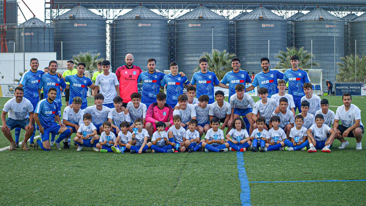CAGimnasticoDB's tweet photo. 🫶🏽 Nuestros niños, nuestro futuro, nuestra cantera, nuestros 𝐂𝐀𝐌𝐏𝐄𝐎𝐍𝐄𝐒. 

💙 Un 𝐎𝐑𝐆𝐔𝐋𝐋𝐎 de cantera. https://t.co/sU68Hhf1cX