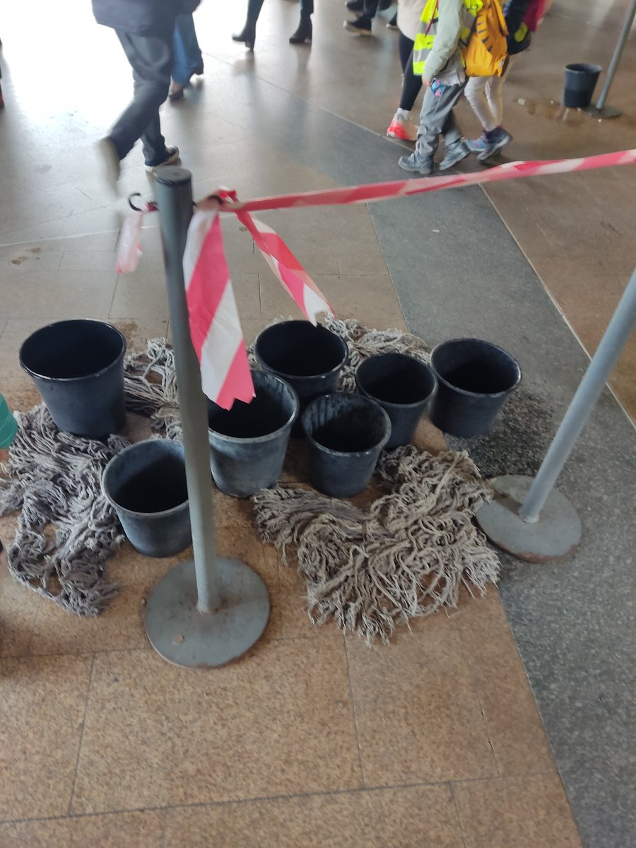 Sculli_CZ's tweet photo. Jako kdyby nepřetržitě lilo, tak neřeknu... ale! Takže schválně, jak ještě dlouho? Už jich je 14 🙂 @DPPOficialni @ZdenekHrib https://t.co/37syRirpdM