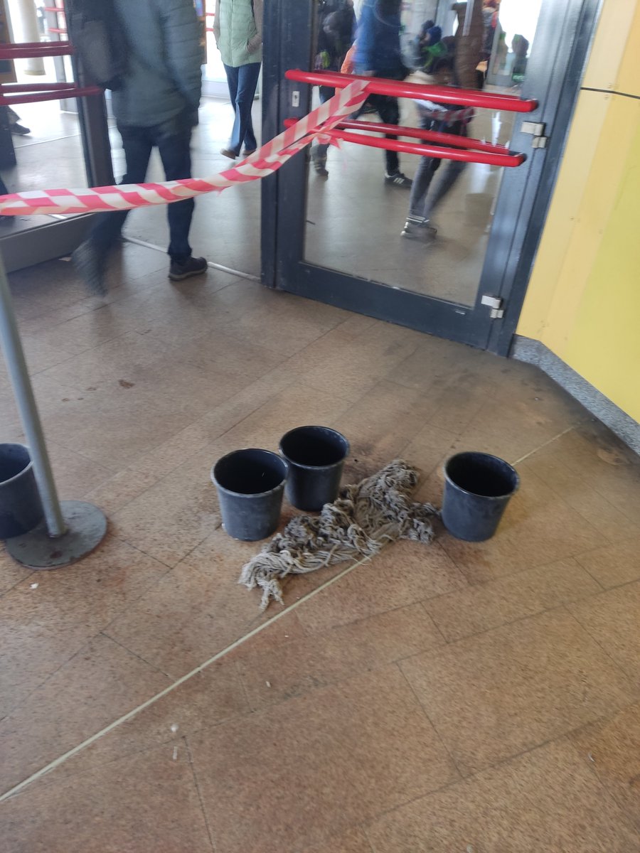 Sculli_CZ's tweet photo. Jako kdyby nepřetržitě lilo, tak neřeknu... ale! Takže schválně, jak ještě dlouho? Už jich je 14 🙂 @DPPOficialni @ZdenekHrib https://t.co/37syRirpdM