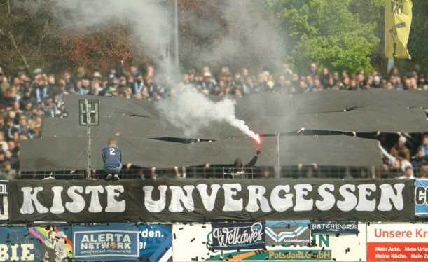 ultras1899_'s tweet photo. SV Babelsberg 03 - FC Energie Cottbus : hommage de la #Nordkurve à "Kiste", un membre des "Ultra Sankt Pauli" décédé, quelques jours après avoir fait un malaise lors du déplacement à Karlsruhe #FCSP #FilmstadtInferno #FI99 #Babelsberg (21.04.24) https://t.co/wrGM5gRGPU