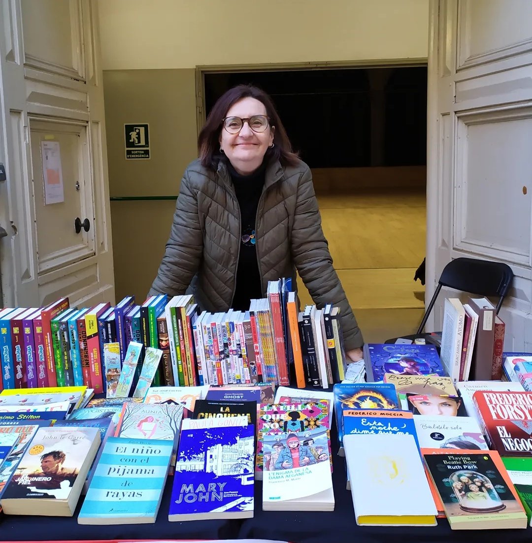 mediatecaepns's tweet photo. Avui la mediateca surt al carrer a celebrar Sant Jordi. 
#somReciclacultura 
#SantJordi2024 
#santjordisolidari https://t.co/iLeuJ9DJJB