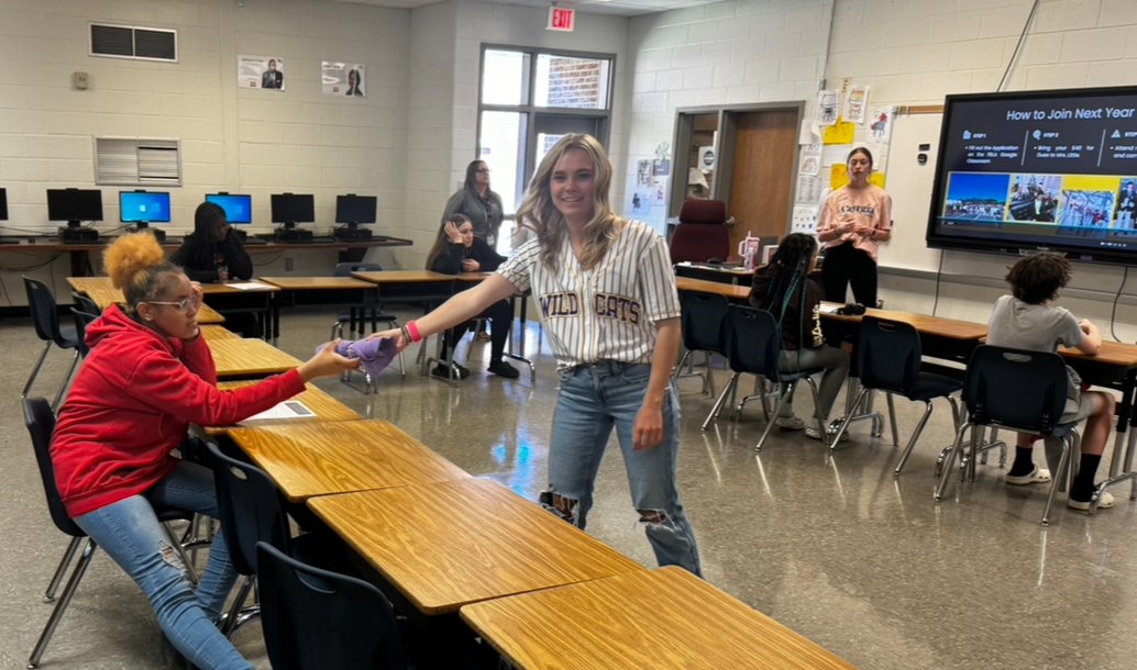 VillaRicaHigh's tweet photo. FBLA visited Ms. Toney's classes at VRMS! Members shared about FBLA, how it operate, competitions, charity work, and the fun trips! They discussed tools they can acquire for the future. The members also brought along some FBLA shirts for the future members to hold onto! #wearevr https://t.co/m1sXugRt71