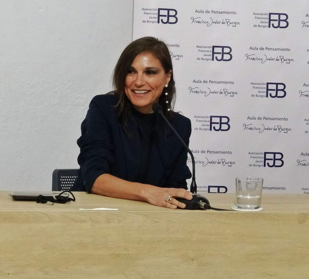 aulapensamiento's tweet photo. Ayer en #BitácoradeLibros @mjsolanofranco ofreció una fantástica ponencia por por la historia, evolución y actualidad de los libros de aventuras. 
#AuladePensamiento #PatiodelosIngenios #RefugiodeVersos #Motril #CostaTropical #Granada #Cultura #literatura https://t.co/uAhsnVFnta