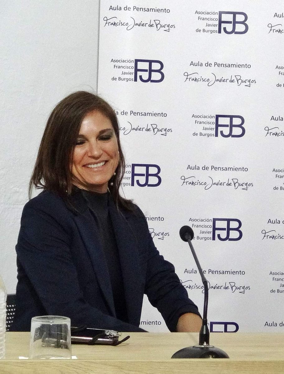 aulapensamiento's tweet photo. Ayer en #BitácoradeLibros @mjsolanofranco ofreció una fantástica ponencia por por la historia, evolución y actualidad de los libros de aventuras. 
#AuladePensamiento #PatiodelosIngenios #RefugiodeVersos #Motril #CostaTropical #Granada #Cultura #literatura https://t.co/uAhsnVFnta