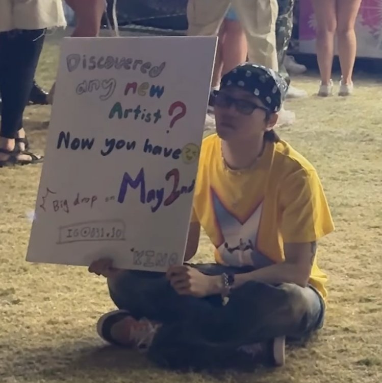 my man sitting at coachella promoting himself with this sign 🥺