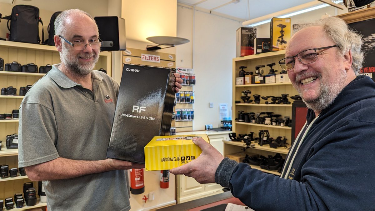 Seems like a fair swap... handing over some delicious @HarryGowBakery cakes this morning to John from @Ffordesphoto in return for my new @CanonUKandIE @CanonEMEApro RF 200-800 lens - I did pay for it, honest guv...