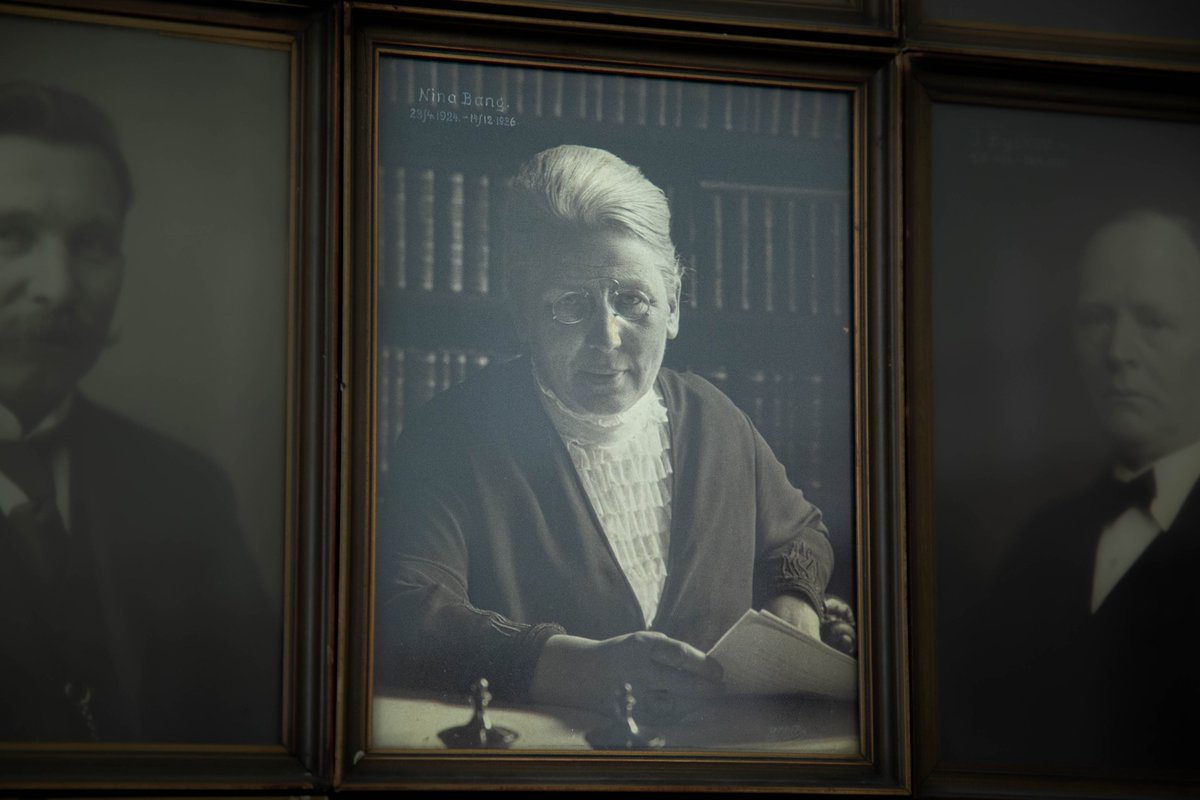 I dag er det 100 år siden, at en af verdens første kvindelige minister blev udnævnt. Hun hed Nina Bang. Hendes portræt hænger i Børne- og Undervisningsministeriet, for hun blev undervisningsminister, da Stauning udnævnte sin første regering i april 1924. #skole #uddpol