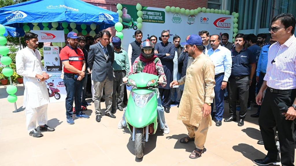 As per the direction of @MaryamNSharif Inshallah 20000 interest free Motorbikes project is nearing its completion. Road show at Faisalabad Agriculture University to showcase different bikes and to answer different queries about the project by students. Students from Women