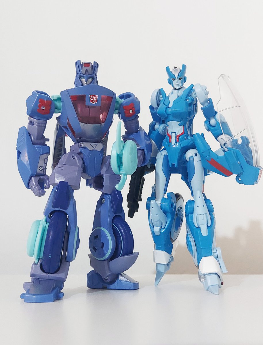 Elanstration's tweet photo. Legacy United Chromia

In the best way possible, she feels like something from Selects. Take a toy that's already quality and give it the swishest paint job. The prowl body works great for her, and at least for me, I like it better as Chromia. Easy to recommend this one. https://t.co/qzAXgcOCNn