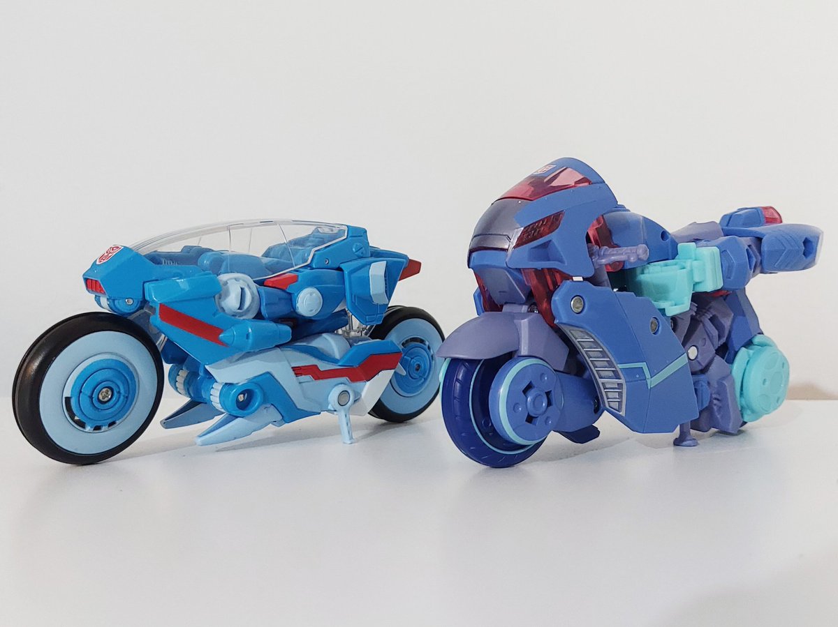 Elanstration's tweet photo. Legacy United Chromia

In the best way possible, she feels like something from Selects. Take a toy that's already quality and give it the swishest paint job. The prowl body works great for her, and at least for me, I like it better as Chromia. Easy to recommend this one. https://t.co/qzAXgcOCNn